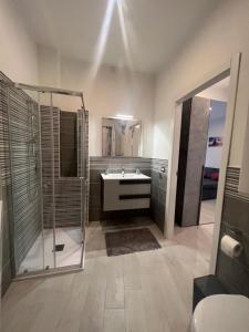 bagno con lavandino, doccia e servizi igienici di Guest House Villanova a Cagliari