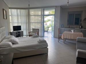una camera con letto e un soggiorno di Lorenso Guest House a Sarandë