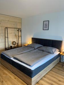 ein Schlafzimmer mit einem großen Bett in einem Zimmer in der Unterkunft Staufen Herz in Oberstaufen