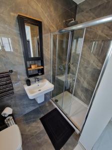 Ένα μπάνιο στο Sea View New Penthouse Terrace & Garage Parking