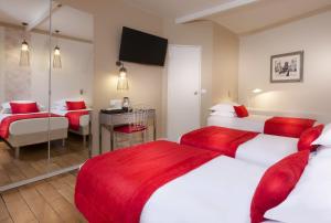 Letto o letti in una camera di Hotel Eiffel Segur