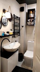 een badkamer met een wastafel en een toilet bij Apartment Rustaveli 118 in Koetaisi