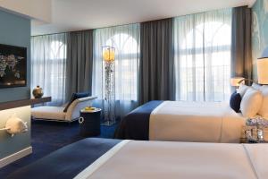 فندق رينيسانس هامبورغ في هامبورغ: غرفة فندقية بسريرين وكرسي