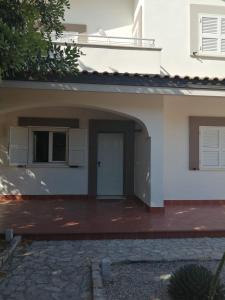 a white house with a door and a patio at B&B dei Girasoli in Trani