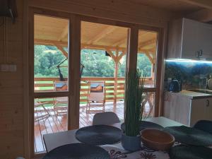 Balkón nebo terasa v ubytování Domek pod Hajdówką