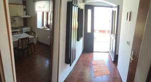 a hallway with a kitchen and a dining room with a table at Augustinovi Dvori in Škrip