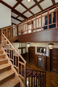 una gran escalera de madera en una casa con suelo de madera en Vila Adelaide, en Zeidler