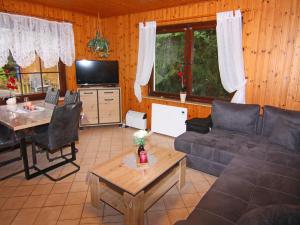 sala de estar con sofá y mesa en Cottage, Dolgen am See, en Klein Sprenz
