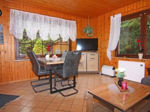 a kitchen with a table and chairs in a room at Cottage, Dolgen am See in Klein Sprenz