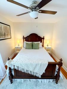 Schlafzimmer mit einem Bett und einem Deckenventilator in der Unterkunft Cozy, Private Loft 15 min away from Downtown Detroit in Grosse Pointe Park