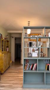 un estante de libros azul en una habitación con libros en Departamento/Penthouse en Belgrano en Buenos Aires