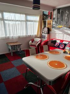 Restorāns vai citas vietas, kur ieturēt maltīti, naktsmītnē American Retro Chalet