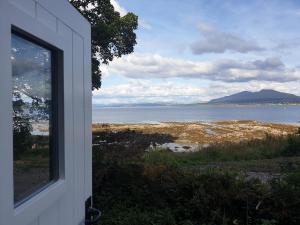 ブロードフォードにあるShepherd Huts at Corryの水の見える家の窓