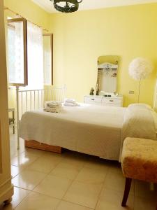 パリヌーロにあるCasa Vacanze Rosy "Nel Verde"のベッドルーム(大型ベッド1台、鏡付)