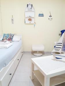 パリヌーロにあるCasa Vacanze Rosy "Nel Verde"の白い部屋(ベッド1台、デスク付)