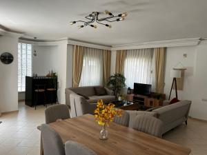 TV a/nebo společenská místnost v ubytování Mesan Golfing Villa