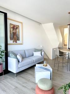 un soggiorno con divano e tavolo di Marina Dream House a Lignano Sabbiadoro