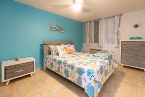 Postel nebo postele na pokoji v ubytování Coqui Beach Home, Paseo del Faro Combate + 29 fotografií