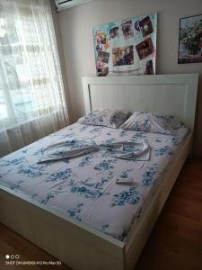 - un lit avec une couette bleue et blanche dans l'établissement Vila Arbri7, à Pogradec