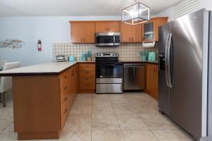 Kuchyň nebo kuchyňský kout v ubytování Coqui Beach Home, Paseo del Faro Combate