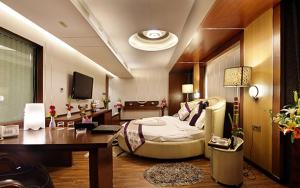 uma sala de estar com um sofá e uma mesa num quarto em Hotel The Cox Today em Cox's Bazar