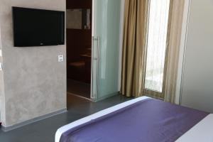 TV a/nebo společenská místnost v ubytování Enigma Resort