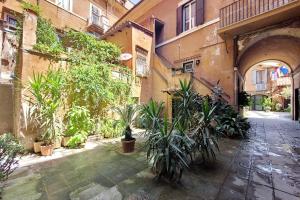 einen Innenhof im Freien mit Pflanzen in einem Gebäude in der Unterkunft Al moretto in Rom
