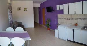 una cocina con armarios morados y blancos y una mesa. en Apartment Marko, en Šibenik 36 fotos más