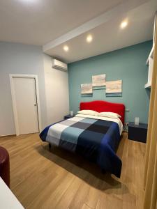 萨莱诺V I P Suites Cielo Stellato on Concordia Sea的一间卧室配有一张红色和蓝色的床