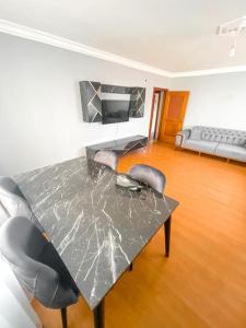 - un salon avec une table en marbre et des chaises dans l'établissement A family apartment in a quiet area, à Istanbul