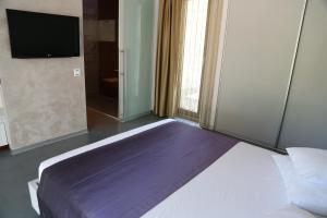 TV a/nebo společenská místnost v ubytování Enigma Resort
