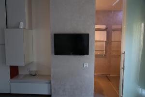TV a/nebo společenská místnost v ubytování Enigma Resort