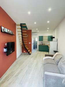 un salon avec un canapé et un escalier dans l'établissement Notre cocon sudiste, à Cogolin