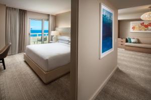 Postel nebo postele na pokoji v ubytování Sheraton Waikiki Beach Resort