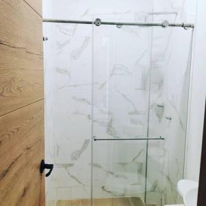 eine Dusche mit Glastür im Bad in der Unterkunft Nuevo y lindo apartamento in Yopal