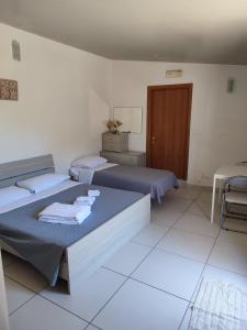 ein Schlafzimmer mit 2 Betten und Handtüchern darauf in der Unterkunft Marina Holidays in Camemi