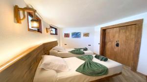 Postel nebo postele na pokoji v ubytování Bungalow Allende Famara con piscina privada y AC + 28 fotografií