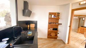 TV a/nebo společenská místnost v ubytování Bungalow Allende Famara con piscina privada y AC