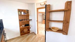 Kuchyň nebo kuchyňský kout v ubytování Bungalow Allende Famara con piscina privada y AC