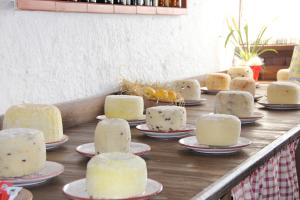 uma mesa coberta com bolos em pratos por cima em B&B Trapani Bedda em Paceco