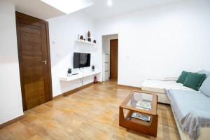 a living room with a couch and a table at RentitSpain Confortable Apartamento con Patio en Motril in Motril