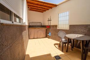 a kitchen with a table and a table and chairs at RentitSpain Confortable Apartamento con Patio en Motril in Motril