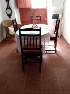 comedor con mesa y sillas en Cuevas Alia, en Castilléjar