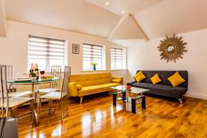 泰恩河畔新堡的住宿－Exclusive City Centre Apartment，客厅配有黄色的沙发和桌子
