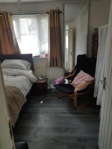 Postel nebo postele na pokoji v ubytování 4 mereside walk + 2 fotografie