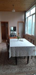 Gordi的住宿－Guest House Guliada，一间配备有白色桌椅的用餐室