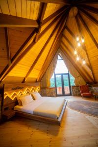 a bedroom with a large bed in a attic at GAFULLUK BUNGALOV in Araklı