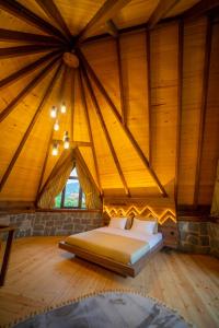 1 dormitorio con 1 cama en una habitación de madera en GAFULLUK BUNGALOV, en Araklı