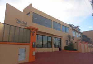 un gran edificio con muchas ventanas en Complejo Playa Norte en Mar de Ajó