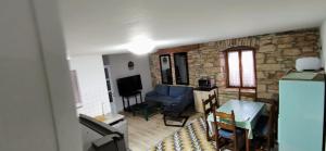 Televízia a/alebo spoločenská miestnosť v ubytovaní Eti and Mia holiday apartments